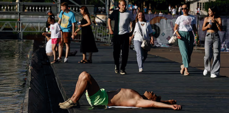 Russia swelters in heatwave, Moscow breaks 1917 record for early July